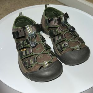 Keen Kids Newport waterproof hiking shoe Sz 2 ECU worn once